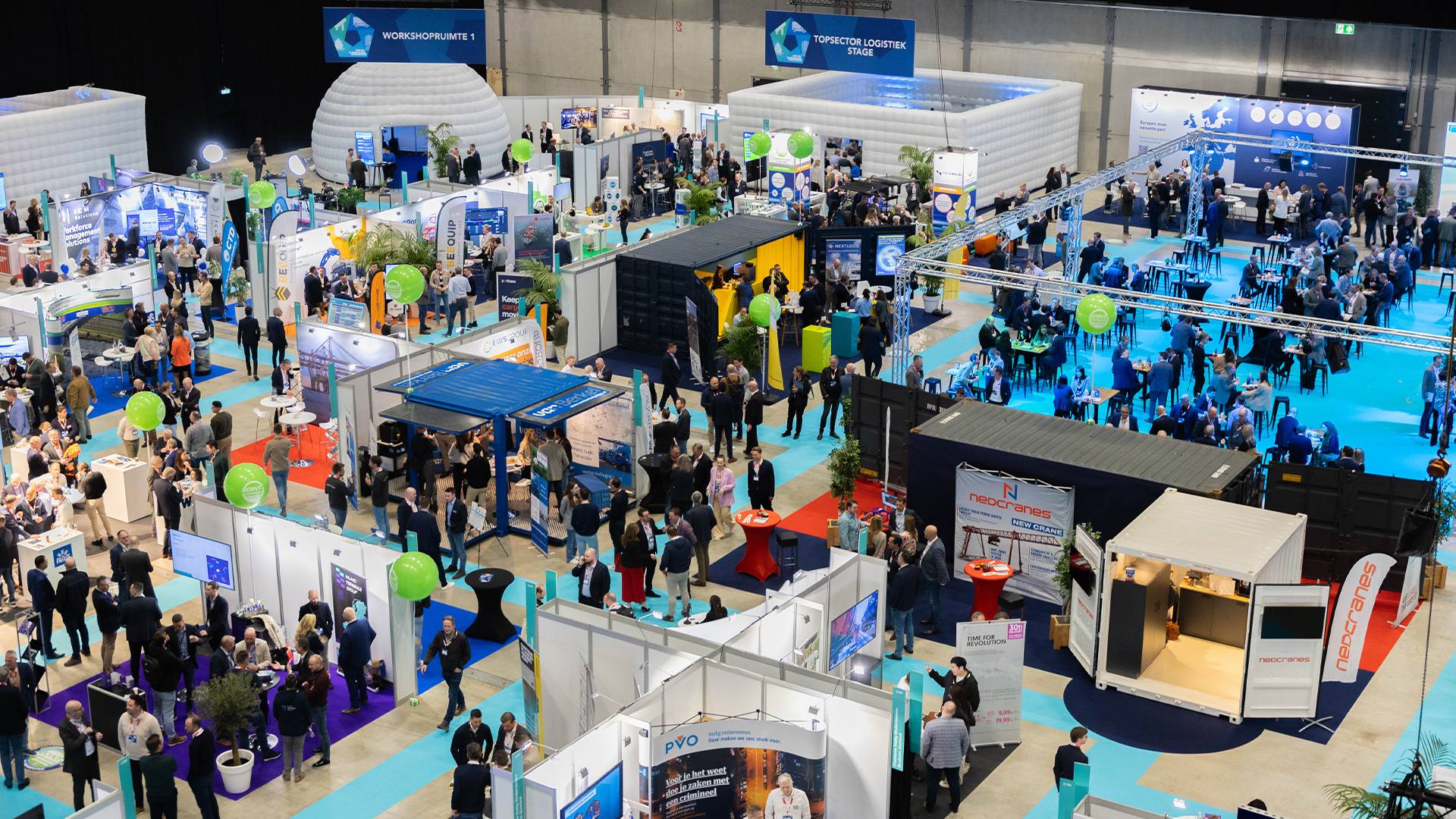 Vakbeurs met rijen stands in evenementenhal Breepark