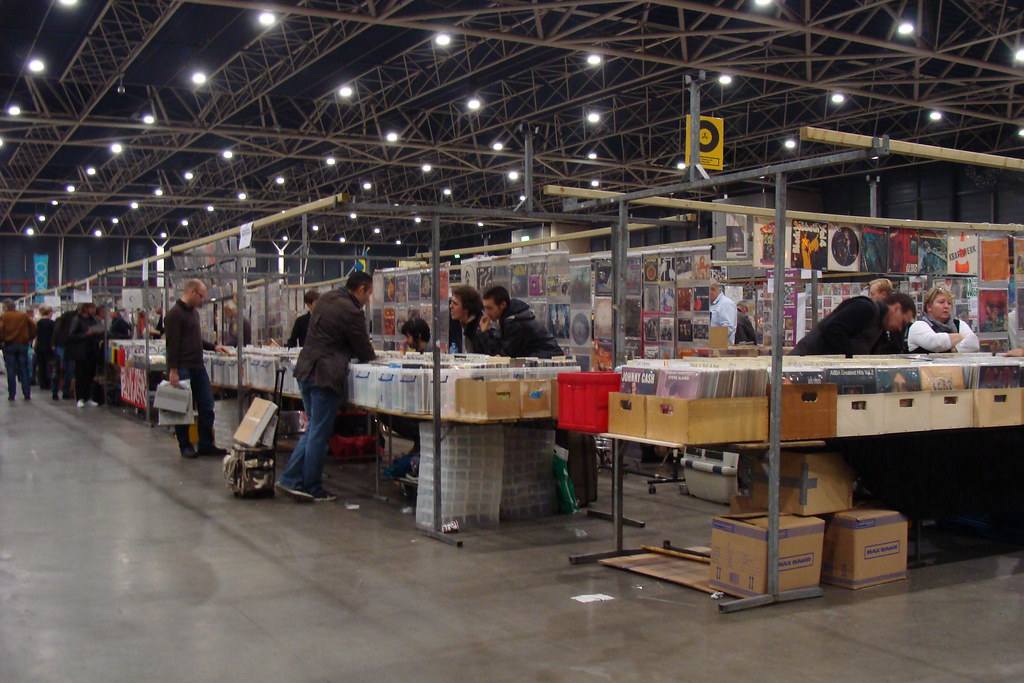 Beurshal van de Jaarbeurs in Utrecht met rijen kramen