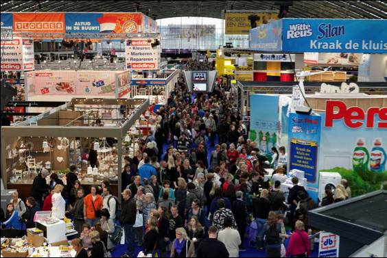 Drukte tussen de stands op de Huishoudbeurs in de RAI